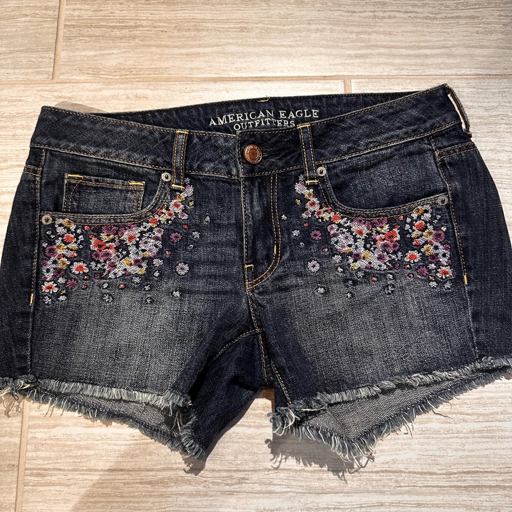 AE American Eagle Embroidered Shorts
Size 6
Womens